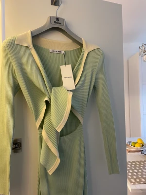 Adoore klänning  - Storlek 34, aldrig använd med prislapp. Superfin grön färg! 