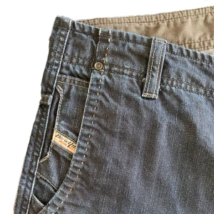 Diesel jeans - Äkta diesel jeans i perfekt skick! Ikoniska. Mått: tvärs över midja 41, innerbenslängd 70. 