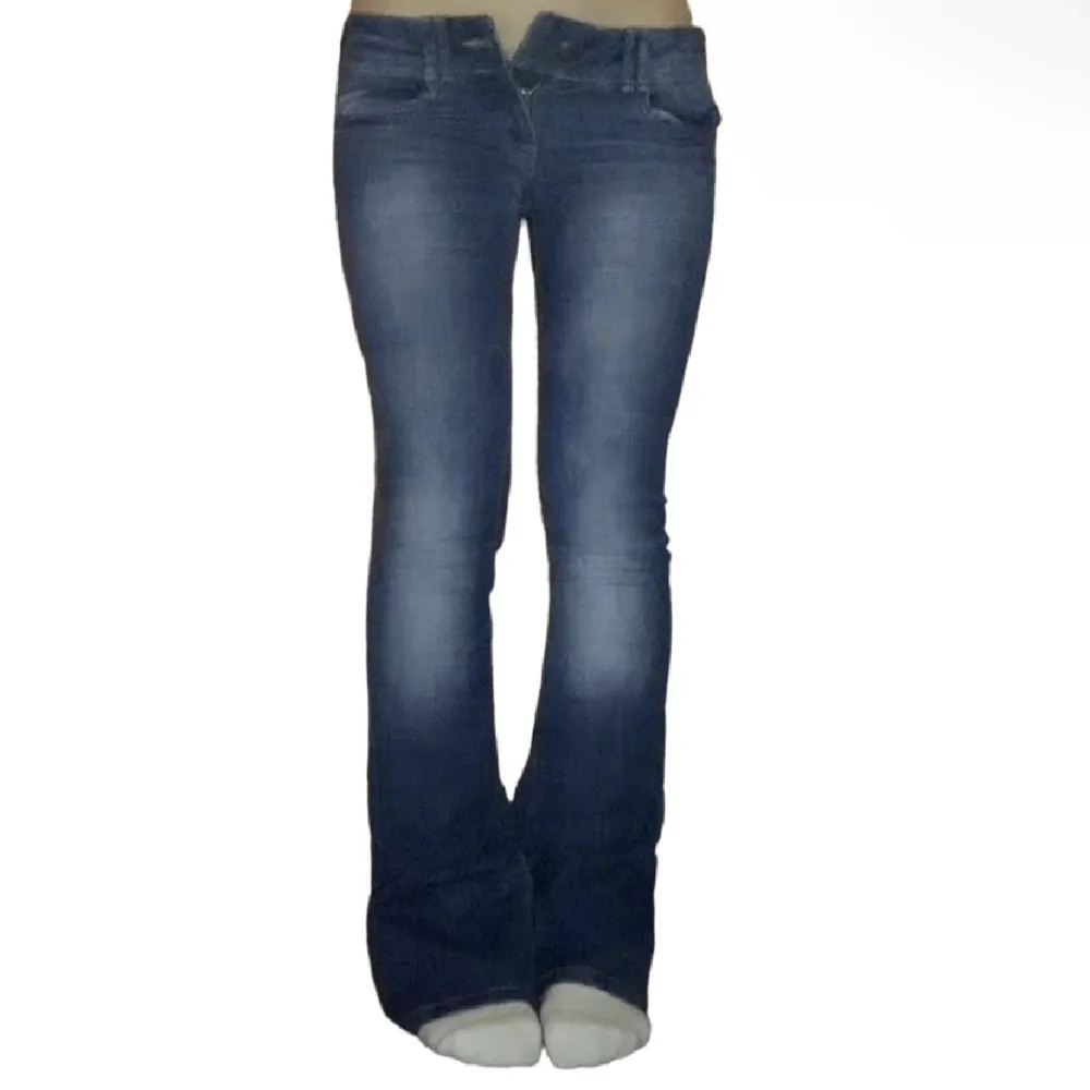 Lågmidjade Fishbone jeans, urtvättade💗 De har små slitningar längs ner vid benen (bild 3). Midjemått: ca 72cm, innerbensläng: ca 79. Säljes då de inte passar, bilder från tidigare användare💕 (köparen står för frakt). Jeans & Byxor.