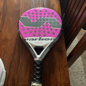 Padel - Adidas skor för padel samt padel rack säljes som paket eller separat. Endast använt 4 gånger så i nyskick. Skor storlek 38 padelrack är för dam. Pris går att diskutera vid snabb affär. Köpare står för frakt. 