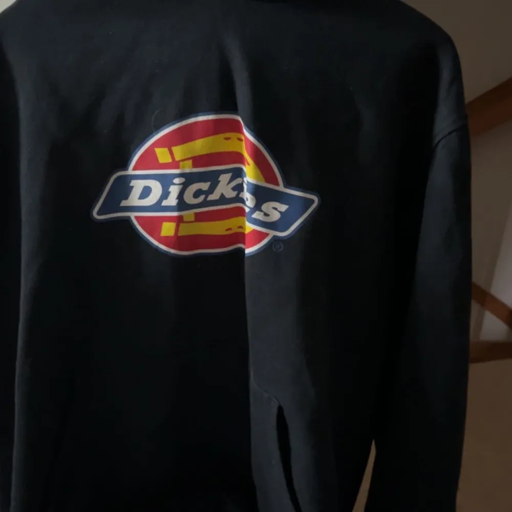 Säljer denna dickies Hoddie för att den inte kommer till användning längre. Ändrat använd ett fåtal gånger. Storlek xl. Frakt står köparen för. Hoodies.