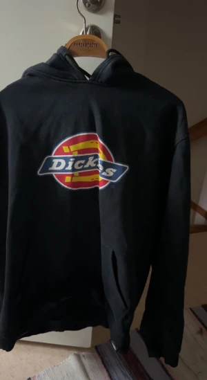 Dickies Hoddie  - Säljer denna dickies Hoddie för att den inte kommer till användning längre. Ändrat använd ett fåtal gånger. Storlek xl. Frakt står köparen för