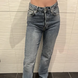 Jeans  - Jeans från Never Denim i storlek 28 (midjestorlek). Jag har vanligtvis storlek 26 så därav är de för stora på mig. Jeans är i fint skick. Frakt är inte inkluderat i priset och betalning sker via Swish.💙💙