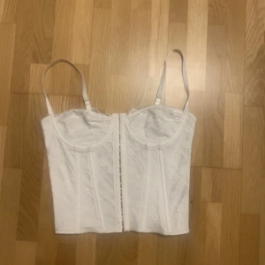 corset - Vit corset. Om ni vill ha frakten billigare kan jag packa in det själv istället för att köpa ett paket på påstod. 