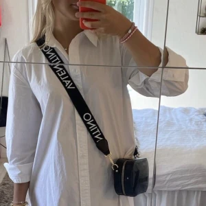 Valentino väska  - Säljer nu min valentino väska då den inte kommer till användning längre, köpt från zalando men de är slutsåld nu. Köpt maj 2022 men inte använt den speciellt mycket, så den är i bra skick. 😀😀nypris 2100kr! 