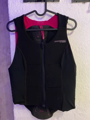 Komperdell ryggskydd  - Jag har använt detta ryggskydd inom ridsporten under en sommar. Har sålt hästen så har ingen användning för det längre. Ryggskyddet är i nyskick utan skador. Nypris är ca. 2300kr men jag säljer för 1000kr