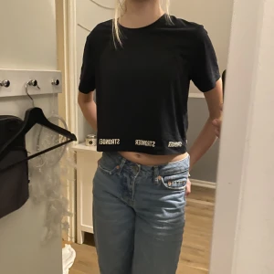 Stronger tränings topp - Superfin lite kroppad tränings t-shirt från Stronger som också går att använda utanför träningen💗 Inte mycket använd och i bra skick, storlek xs💗 Frakt tillkommer!