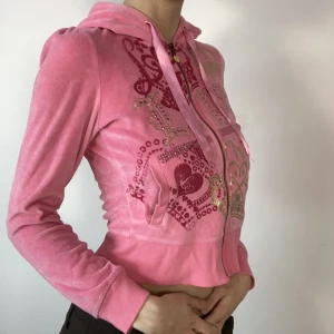 Y2k hoodie - Så snygg rosa Y2k hoodie med tryck och rhinestones🎀 uk storlek 10 men passar ca s. Använd gärna köp nu-funktionen 🐬Endast frakt 🎀 Om den inte är markerad såld finns den kvar 🏝