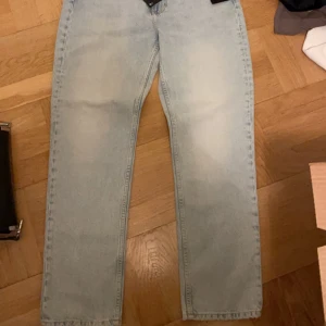 Jeans bikbok  - Köpt på bikbok, aldrig använda, extremt små för mig och eftersom jag aldrig hann testa i butik insåg jag inte hur små dom skulle vara. Därav inga bilder när dom sitter på. Köpt för 599, säljer för 250