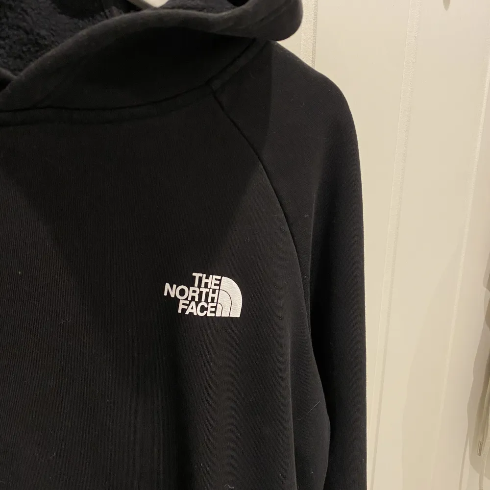 Svart hoodie från the north face. Jättefint skick, säljs då den tyvärr aldrig används. Storlek L men passar även M för oversized passform🖤. Tröjor & Koftor.