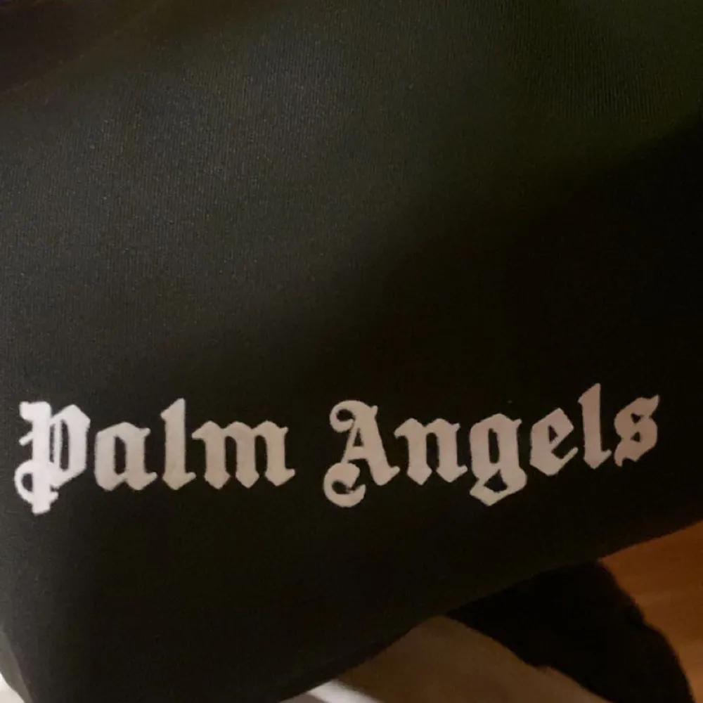 Tjena jag säljer min Palm angels tröja som jag inte använt pga att den har vart för stor för mig. Den är inte äkta men är en 1:1 kopia. Den är storlek M-L osäker eftersom det inte står. Byten funkar, pris kan diskuteras. . Tröjor & Koftor.