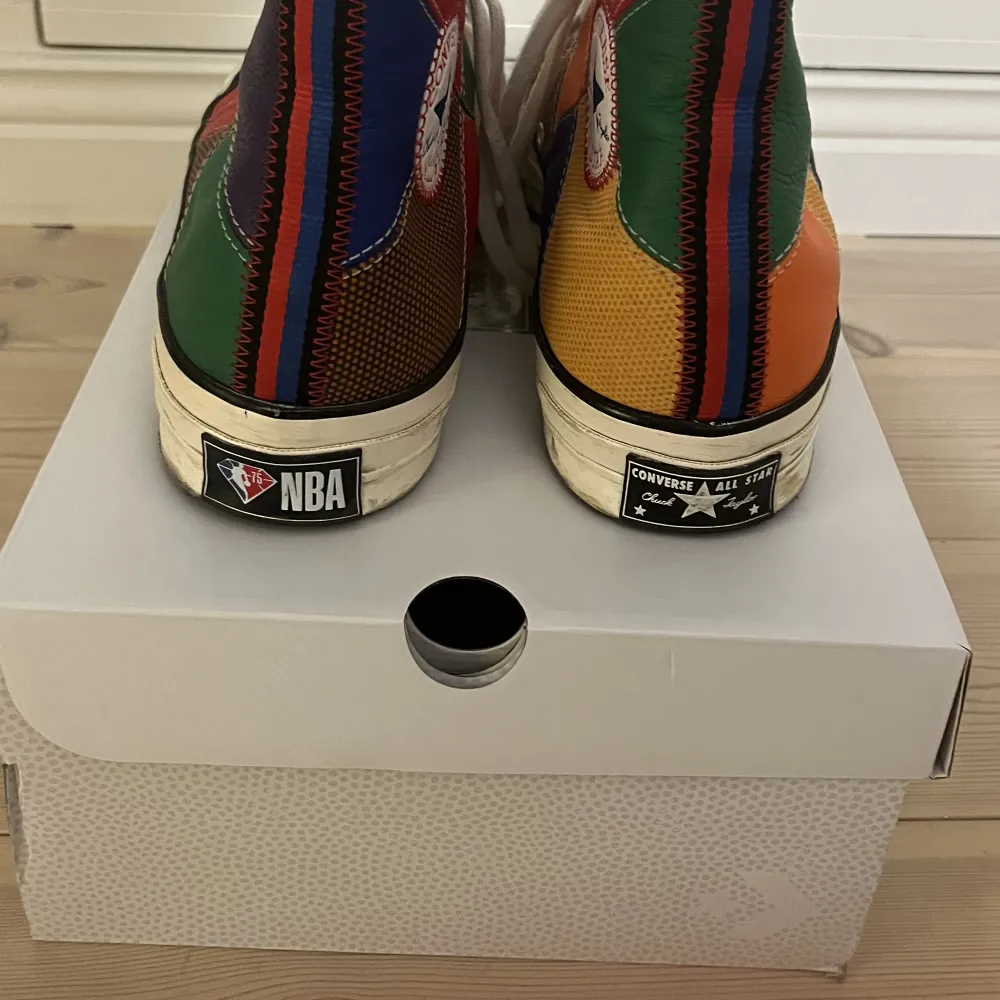 Converse High Chuck Taylor x NBA ”75s” storlek 44.5 säljer för jag köpte fel storlek och de hann sälja ut innan jag hann byta. Relativt bra skick, lite skador/repor ifrån att ha skejtat de några gånger. Nypris 1200kr skolådan medkommer.. Skor.