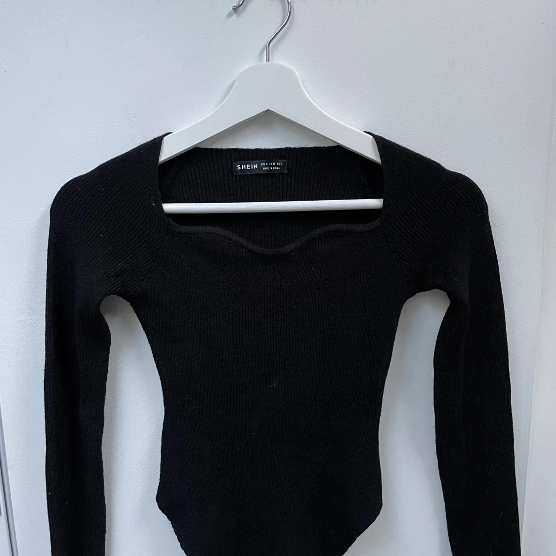 Ribbstickad långärmad tröja fyrkantig urringning 