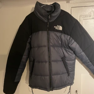 The North Face Himalayan vinterjacka - The North Face Himalayan vinterjacka som funkar skitbra hela vintern. Säljs inte i denna färg längre (Vanadis grey). Jag är 194cm och jackan passar perfekt på mig så jackan är väl snarare L/XL. 