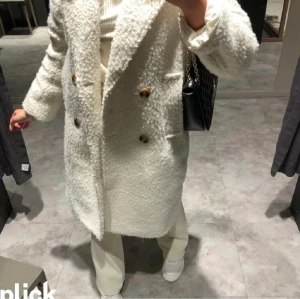 Kappa - Säljer denna jättefina kappan från Gina tricot i Strl 36. Fint skick! Nypris på ca 800kr