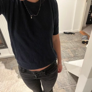 stickad tshirt  - super söt mörkblå stickad tshirt! den har tyvärr ett litet hål i armhålan som dock är lätt att sy ihop! (därav priset) 