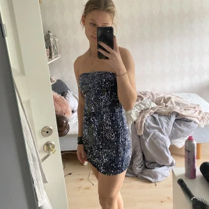 Paljettklänning - SNYGGASTE paljettklänningen från Pull&Bear. Säljer då den var för liten för mig, därav helt oanvänd! Perfekt till nyår🥰