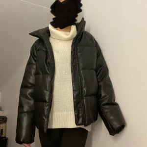 Skitsnygg Vinterjacka!!! - Snygg vinterjacka från H&M som jag säljer pga köpt en ny vinterjacka! Nypris va runt 600kr🫶XS i storleken men passar nog även S-M då den e oversized🥰jättebra skick då den e sparsamt använd!!!❤️‍🔥 Köparen betalar för frakten!!🥰