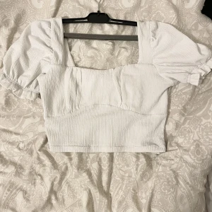 Fin topp, perfekt till sommaren eller fest  - Jättefin kort topp som sitter som en smäck, från Gina