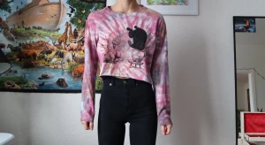 Tie-dye funny bears - Egenfärgad tröja med roliga björnar (Klippt till croptop)