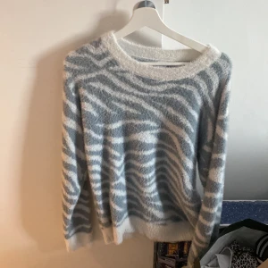Tröja  - Jätte mysig tröja från Lindex som inte kommer till användning längre. Använd fåtal gånger. Barn storlek men passar xs/s