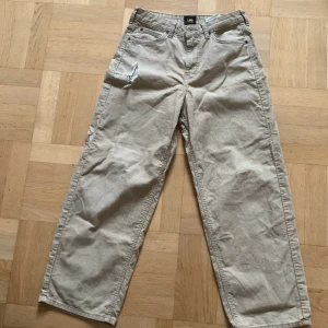 Lee corduroy pants  -  manchester/corduroy Lee byxor. Ganska baggy, ett hål vid fickan som kan bli sytt. Om det behövs. Pris kan diskuteras.