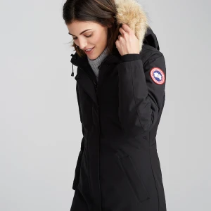 Canada Goose Jacka - Canada Goose Jacka i modellen Victoria parka. Köpt för ett år sedan i Länna sport. I fint skick. Säljer den eftersom att den inte passar mig längre. Hör av er vid intresse. 