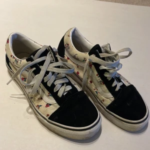 Vans skor - Fina Vans skor som är använda fåtal gånger. Är lite skitiga bara, men går att göra rent!  Köparen står för frakten. Jag visar bild när jag skickar paketet. Vid fler intressen av kläderna kan bud läggas