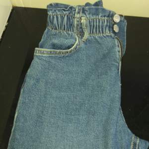 Snygga jeans I storlek 146  Använda några gånger men ser helt nya ut!! 