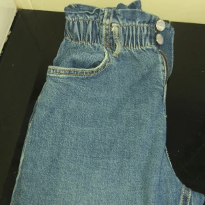 Jeans - Snygga jeans I storlek 146  Använda några gånger men ser helt nya ut!! 