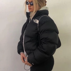 The north face puffer jacket - Jag säljer min north face puffer jacket eftersom det inte är min stil idag! Den är använd under en vinter och har annars bara hängt på en hängare. Den har inga skador och den lika bra som ny. Skriv privat om du vill ha fler bilder på jackan💖💖