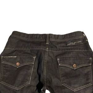 Svarta jeans - Asfeta jeans från jack and jones med jättemycket detaljer och asbra passform. 