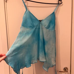 Glittrig Topp - DÖFIN glittrig topp från H&M, köpt på secondhand. Storek 34 men passar mig som vanligtvis har 36.  Banden kan man knyta bak i ryggen, dm för passform! 💙💙💙