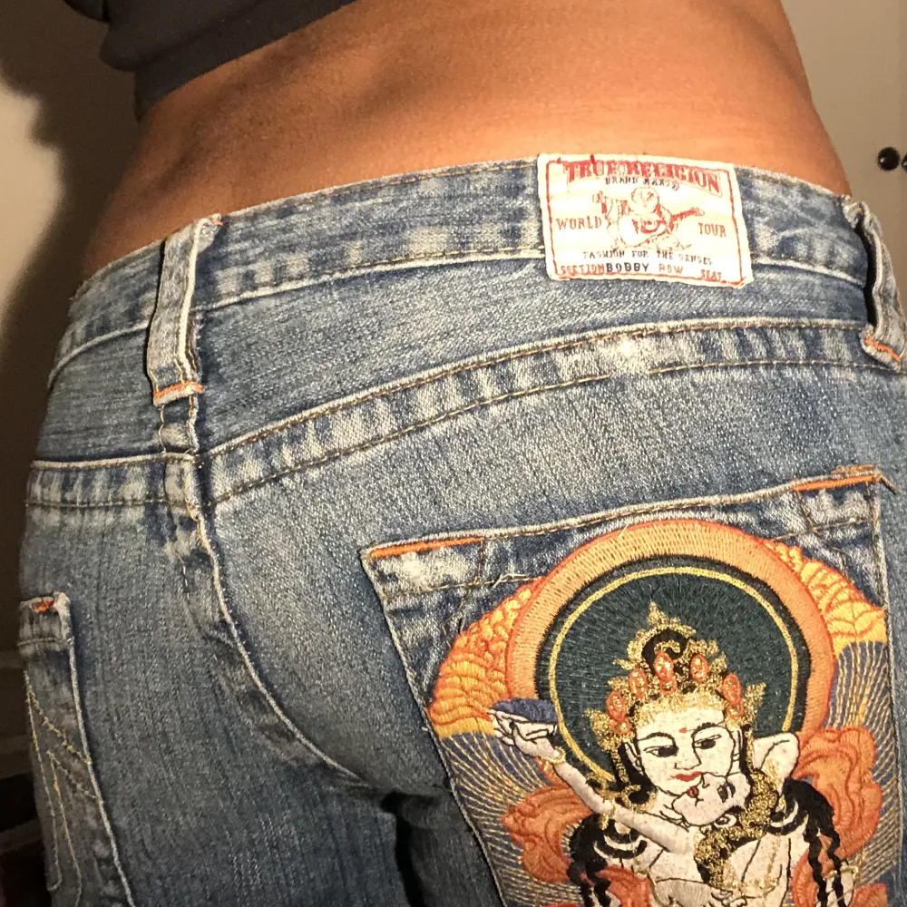 helt nya true religions i perfekt skick. De är low waist/bootcut💗🙏de har en jätte unik och snygga!. Jeans & Byxor.