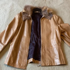 Skinnjacka Please - Använd 2 gånger. Är i väldigt bra skick, men jag har ingen användning av den längre. Pris går att diskutera