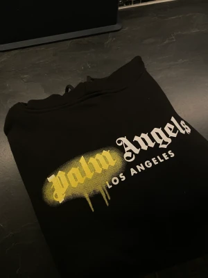 Palm angels hoodie/tröja  - Äkta Palm Angels hoodie los Angeles edition köpt från farfetch. Finns bild på köpbevis. Kan gå ner i pris lite om affären går snabbt 