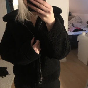Jacka bikbok - Säljer min fluffiga jacka från bikbok perfekt till hösten/våren! Köpt för ett år sen men knappt använd alls🤍 storlek xs men passar mig som brukar ha S/M i jackor