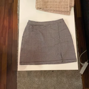 Hollister kjol - Säljer nu denna fina hollisterkjol då den ej kommer till användning längre, jätte fin att kombinera saker till och super skön till sommaren, dragkedja bak och ett fint rutit tyg