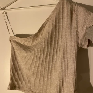 Tröja  - Använd ett fåtal gånger, storlek xl men sitter bra om man har s