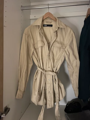 Skjort jacka från Zara - Skjortjacka från Zara, finns en liten defekt men det går att fixa genom att sy. 