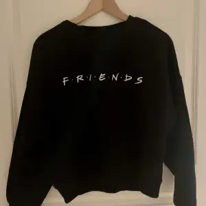 Svart Friends tröja stl S. Säljer då den inte kommer till användning. Använd men i fint skick. Endast Swish. 120kr inkl frakt 