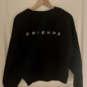 FRIENDS tröja stl S från H&M - Svart Friends tröja stl S. Säljer då den inte kommer till användning. Använd men i fint skick. Endast Swish. 120kr inkl frakt 