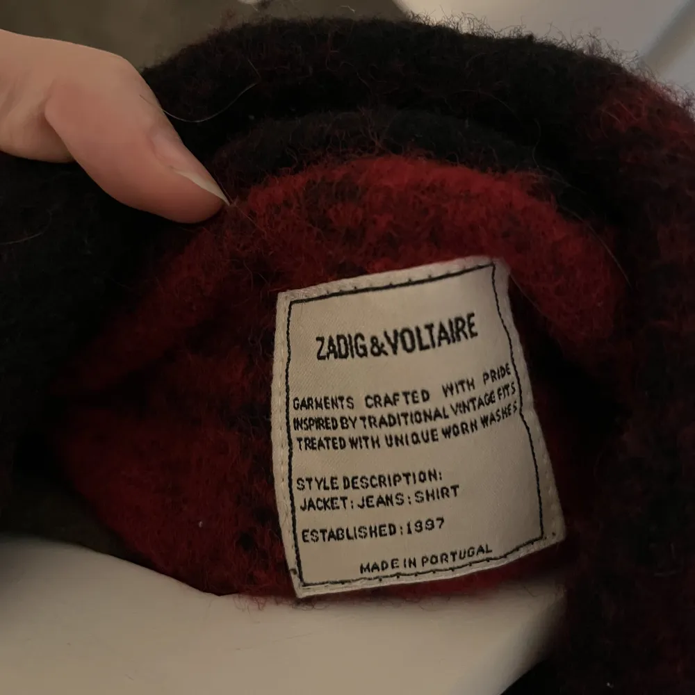 Heyy! Säljer en super snygg ull jacka från Zadig & voiltaire. Den är i storlek M.  Obs!! En knapp saknas men går lätt att sy fast en ny eller lämna in hos en skräddare. Kostade 5485kr ny, så de är verkligen ett dunder kap! . Jackor.