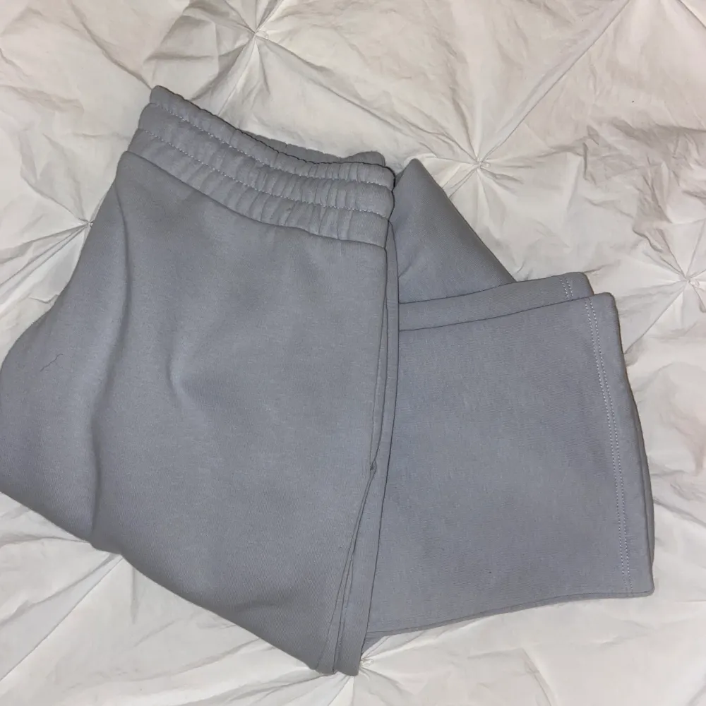 Säljer dessa gråa LXA byxor, är dröm byxan. Använd nån gång. Är i storlek S, men passar M också. 😍 passa både till kille och tjej. köparen står för frakten.. Jeans & Byxor.