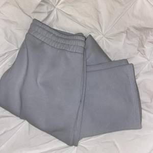 Säljer dessa gråa LXA byxor, är dröm byxan. Använd nån gång. Är i storlek S, men passar M också. 😍 passa både till kille och tjej. köparen står för frakten.