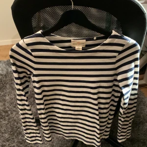 Randig tröja - Denna tröja är köpt på Lindex i märket holy & white.