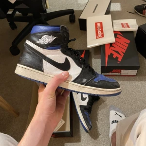 Air Jordan 1 high royal toe  - 4/10 har blivit använda som skateskor vilket har resulterat i mycket skador. Köpta för 3000-4000kr på stockx. Låda ingår
