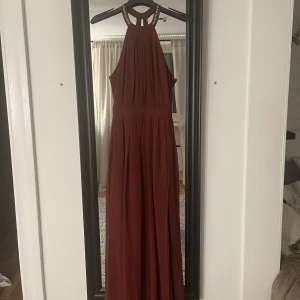 Balklänning  - Superfin vinröd balklänning ifrån Nelly.  Endast använd en gång.  Nypris: 899:- 
