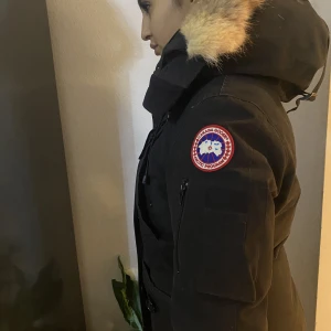 Canda Goose - En nästan helt ny canda Goose jacka i storlek Xs/S/M Äkta päls Inte använt så mycket 