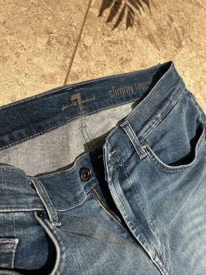 7 for all mankind slimfit jeans - Säljer mina jeans helt oanvända med anledning att dem är för stora.  Nypris: 2500kr  Passar dem med storlek 32/33